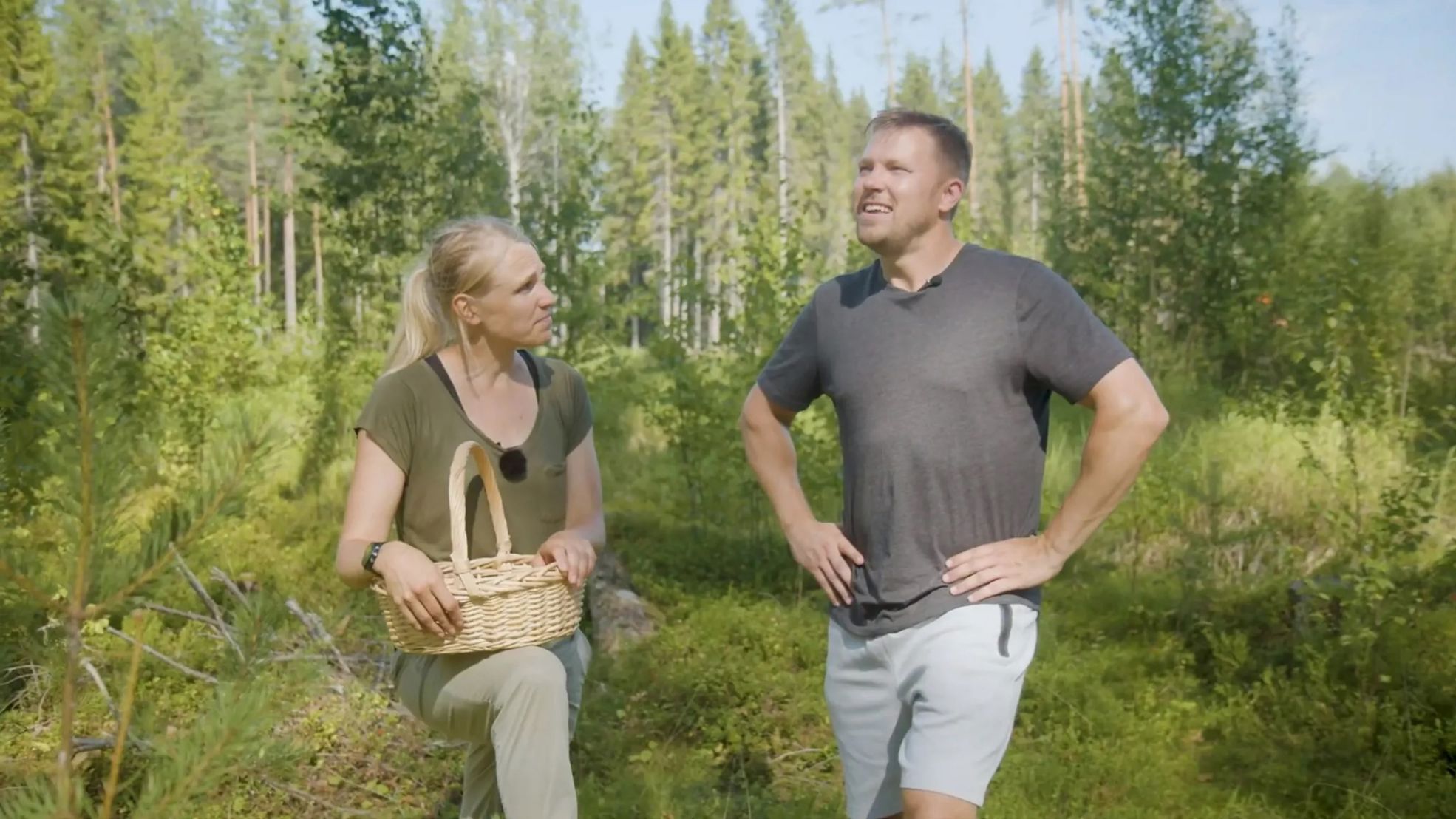 Minna Kauppi ja Juha Perälä metsässä.