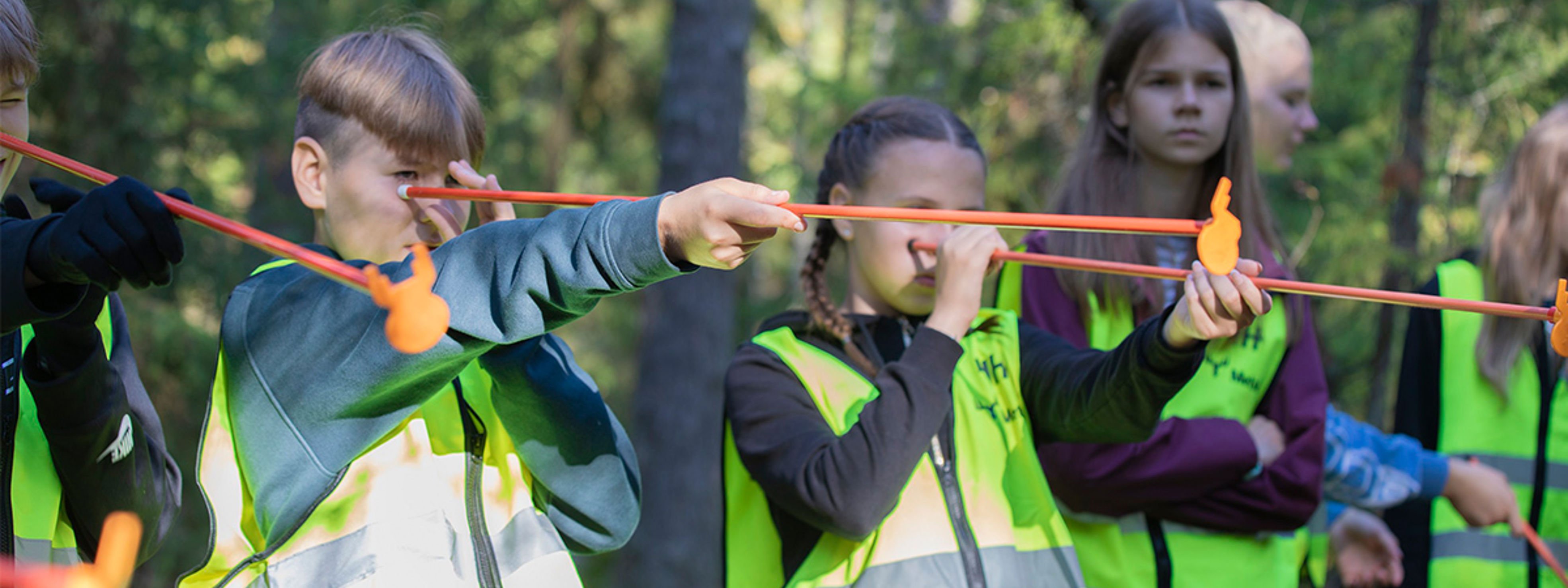 Koululaisia 4H metsäpäivässä syksyllä 2023