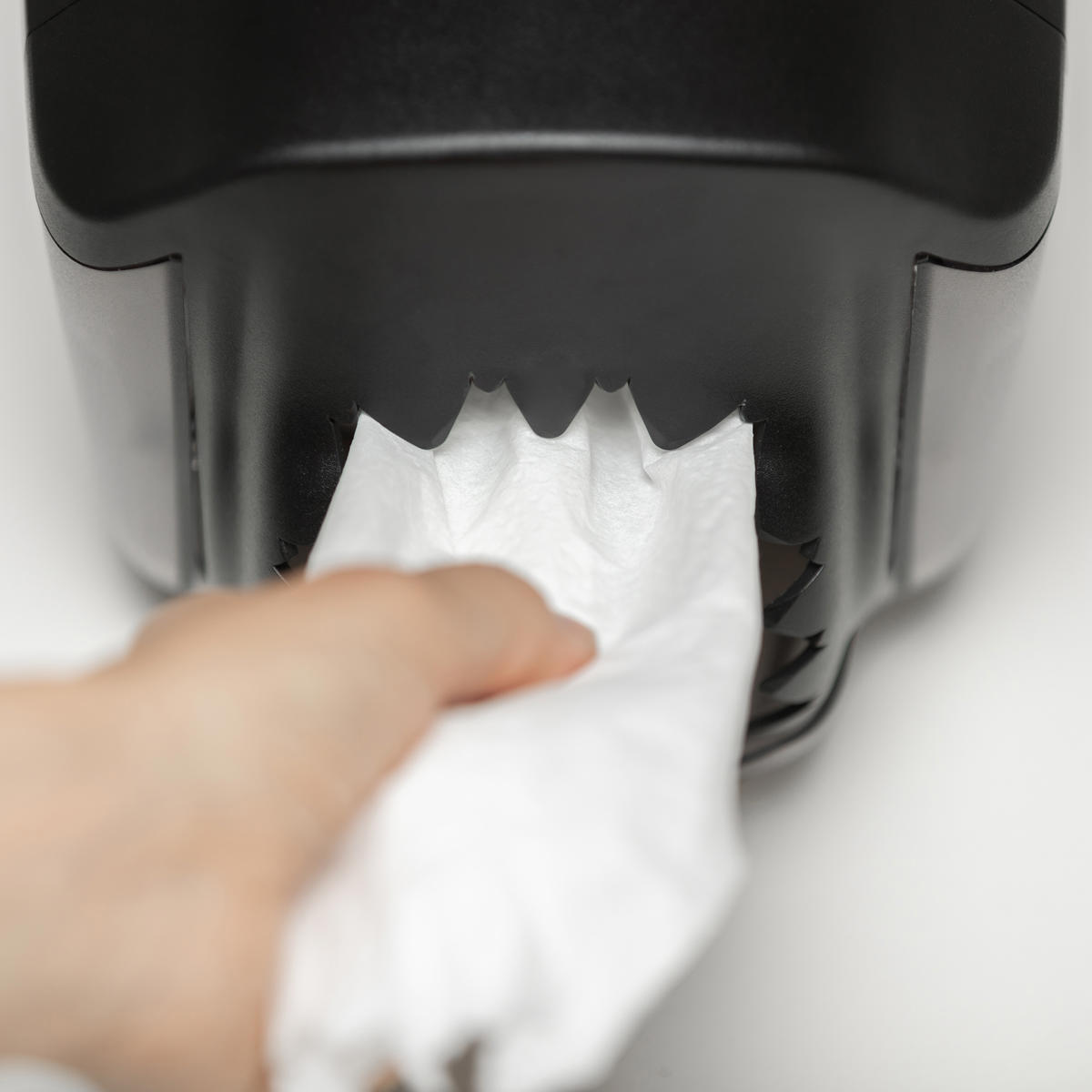 Ząbki odrywające papier są zakrzywione do wewnątrz, co zapobiega ryzyku urazu.