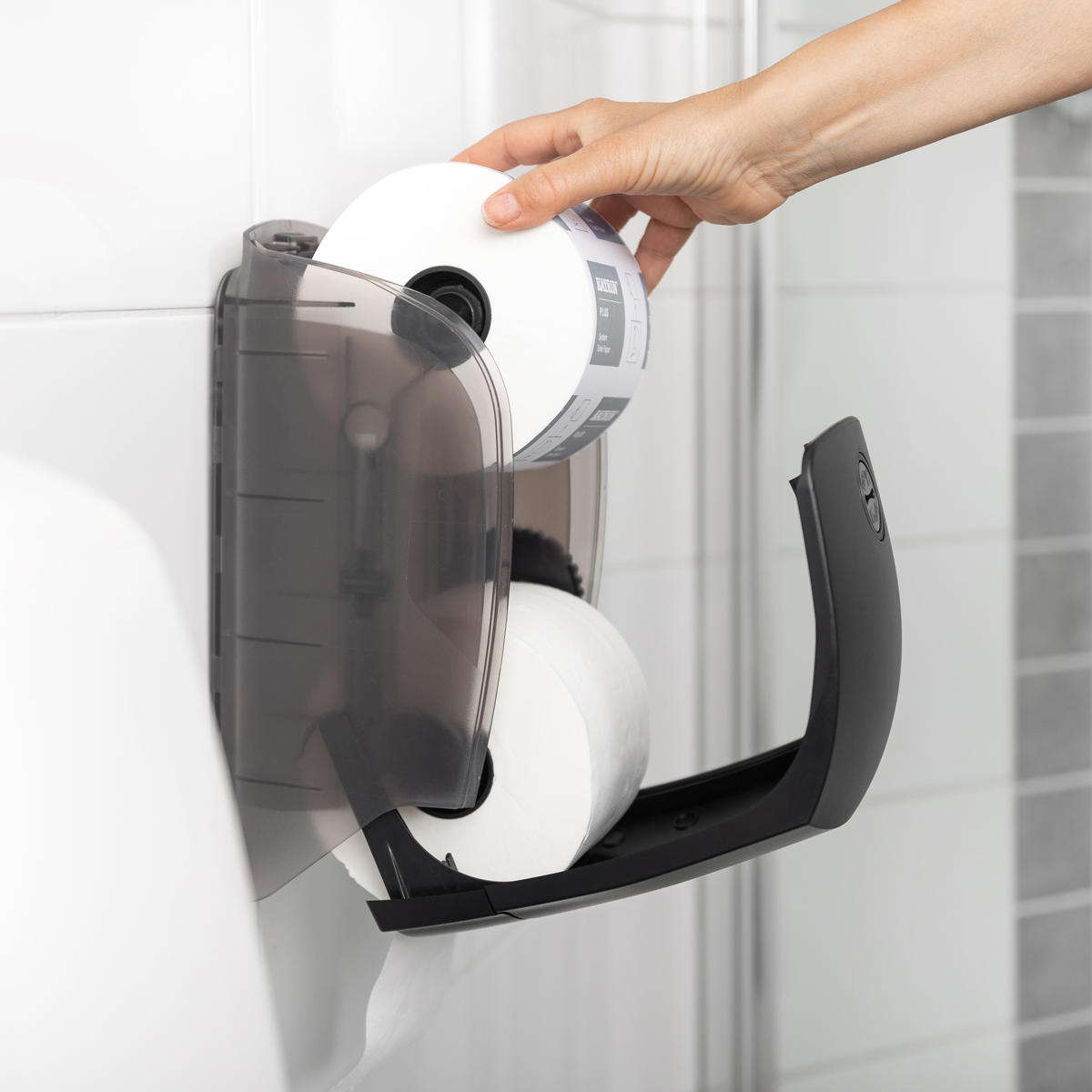 Dávkovač je možné doplniť počas používania druhého kotúča. To znamená, že toaletný papier bude vždy k dispozícii.