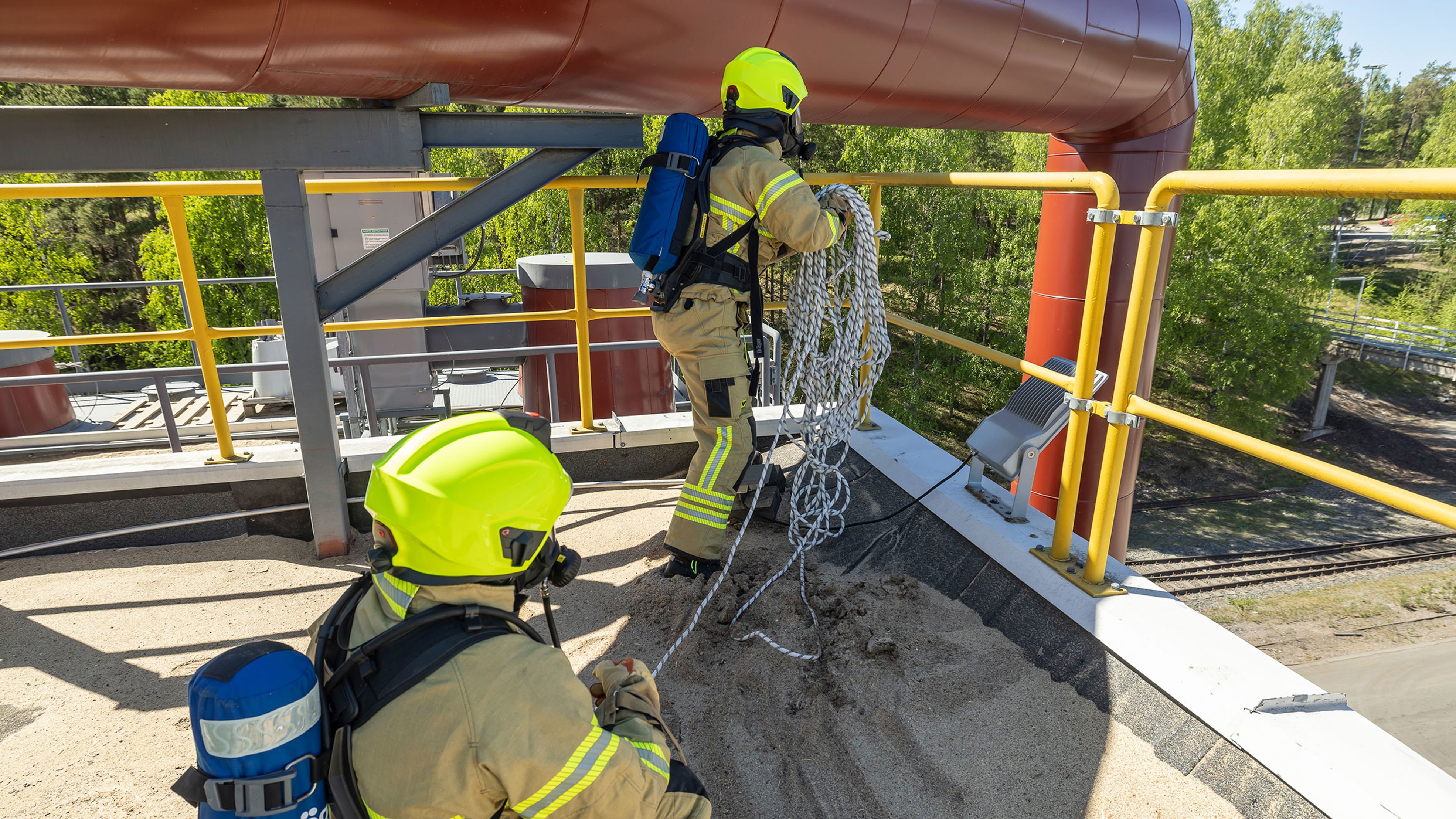 Työturvallisuusharjoituksessa käytetään köyttä Lappeenrannan sahalla