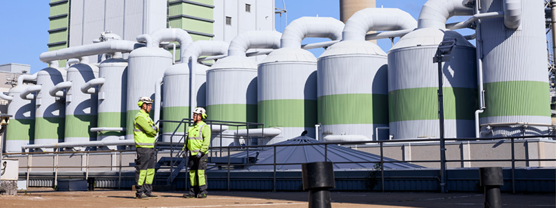 Two Metsä Fibre employees in front of Rauma pulp mill