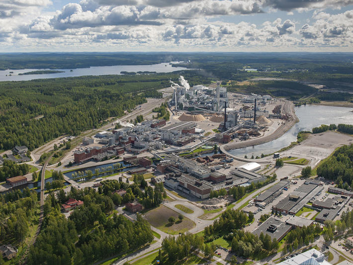 Aerial photo of the Äänekoski bioproduct mill area with many other production facilities surrounding it