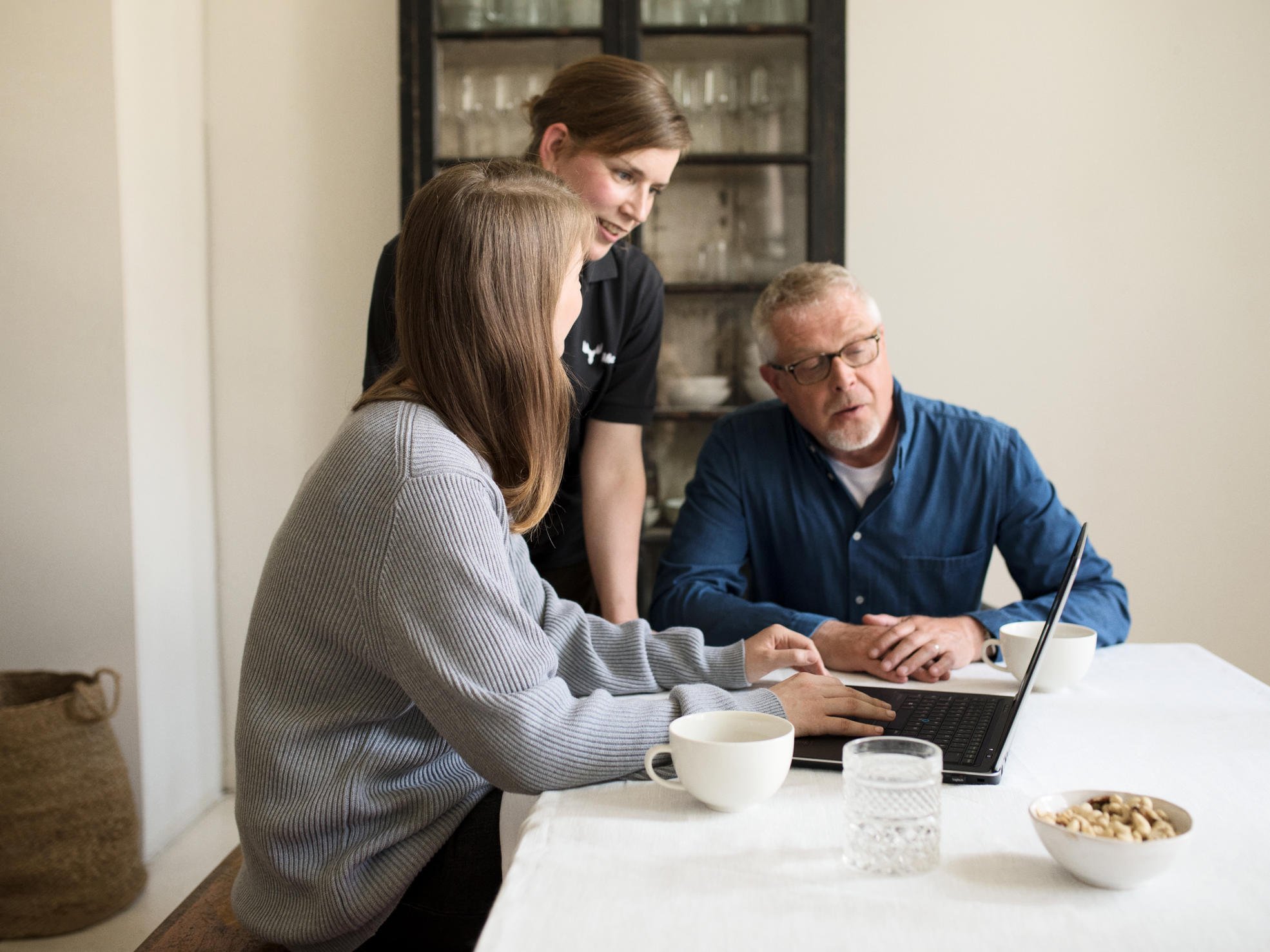 Metsänomistajat seuraavat tietokoneelta webinaaria.