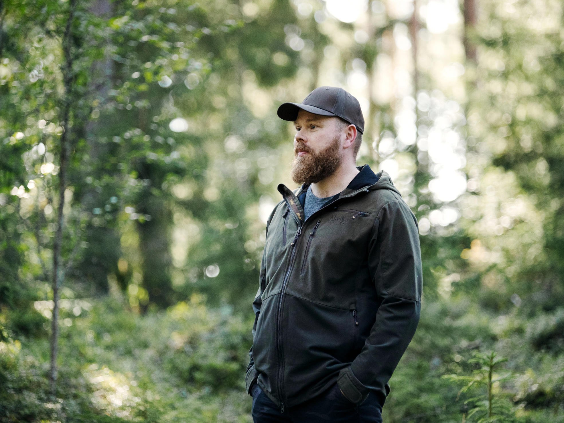 Skogsägare Janne Kurtti fotograferad i skogen.