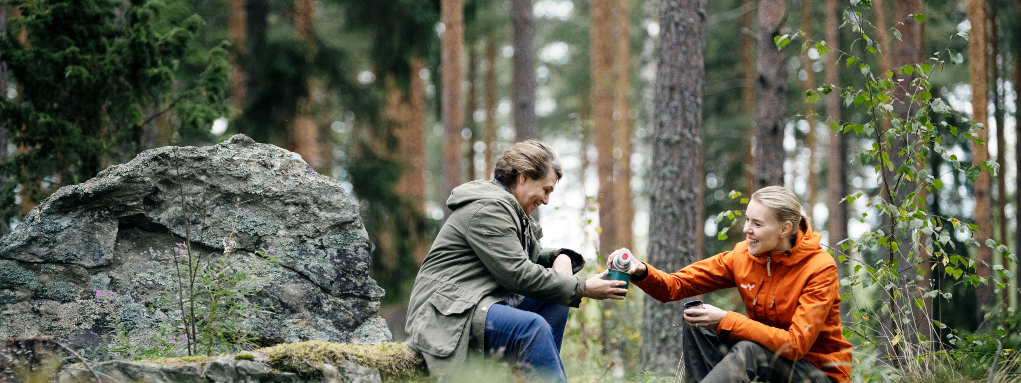 Skogsexpert och skogsägare på kaffe i skogen.