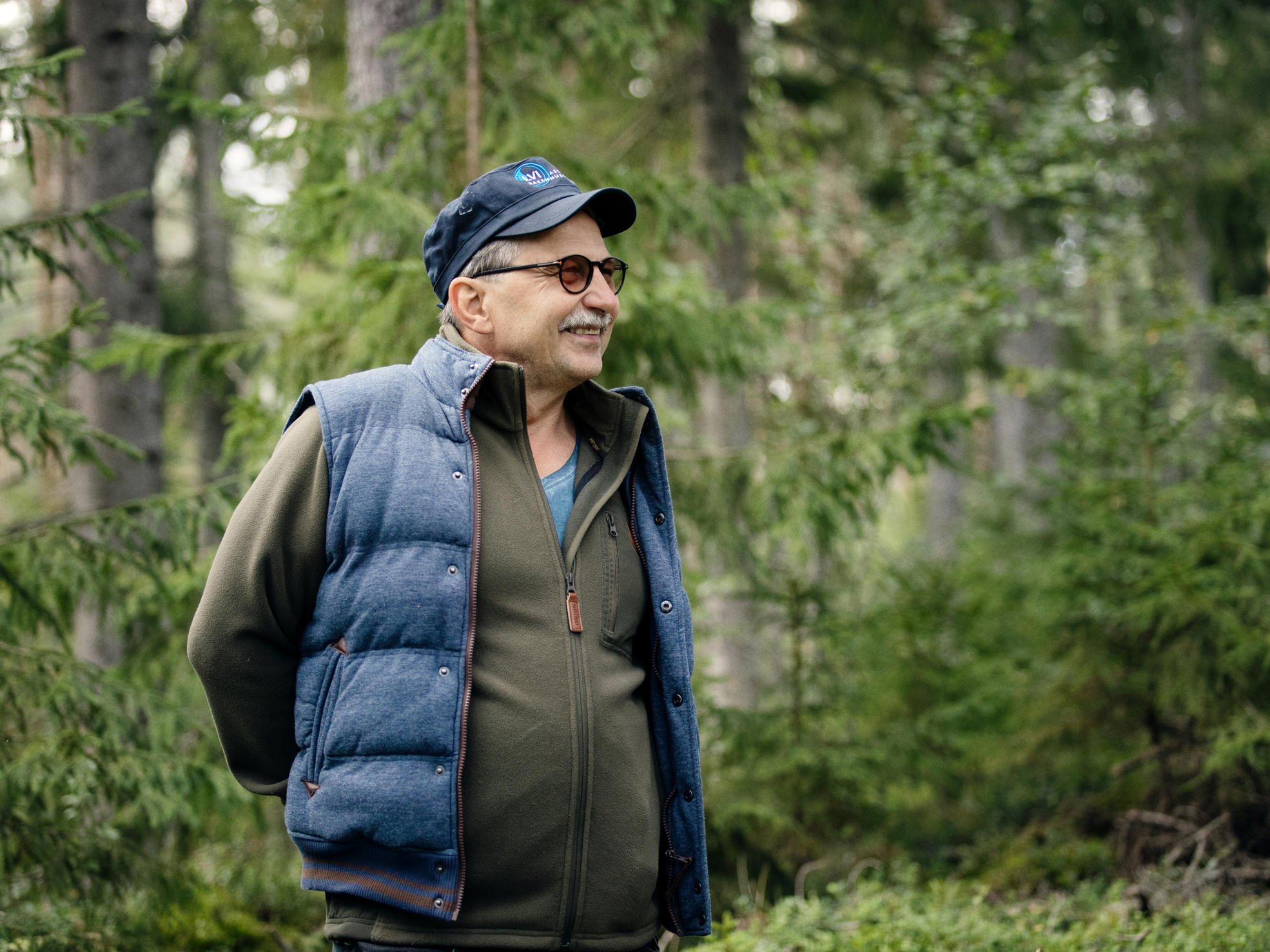 Skogsägare Raimo fotograferad i skogen.