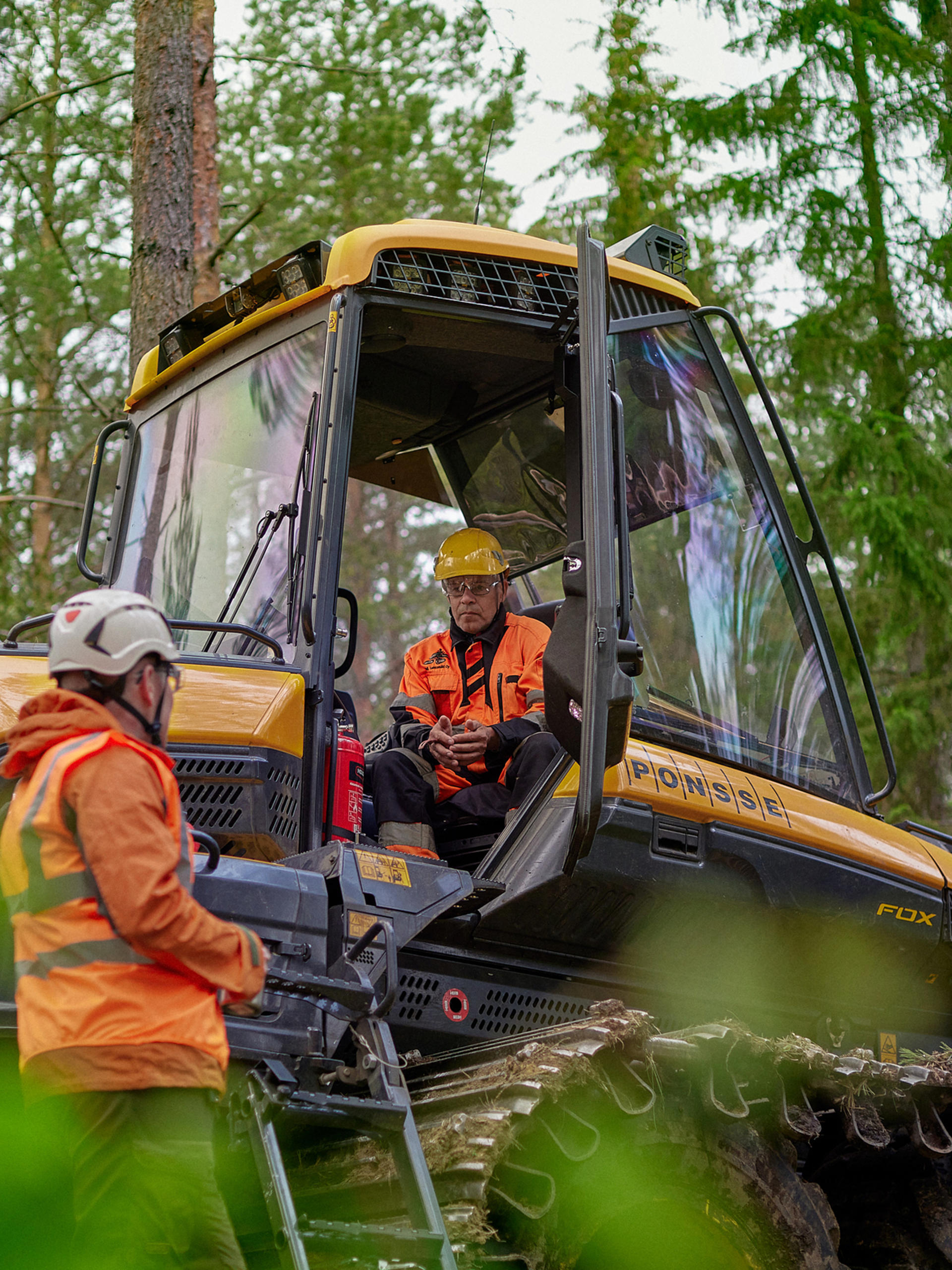 Metsäasiantuntija ja hakkuukoneenkuljettaja