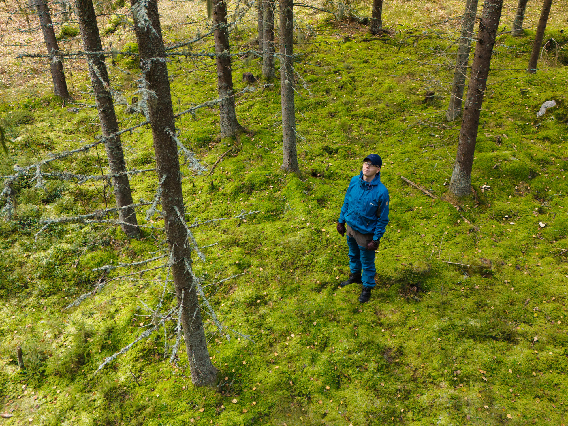 Joonas Huuho metsässä.