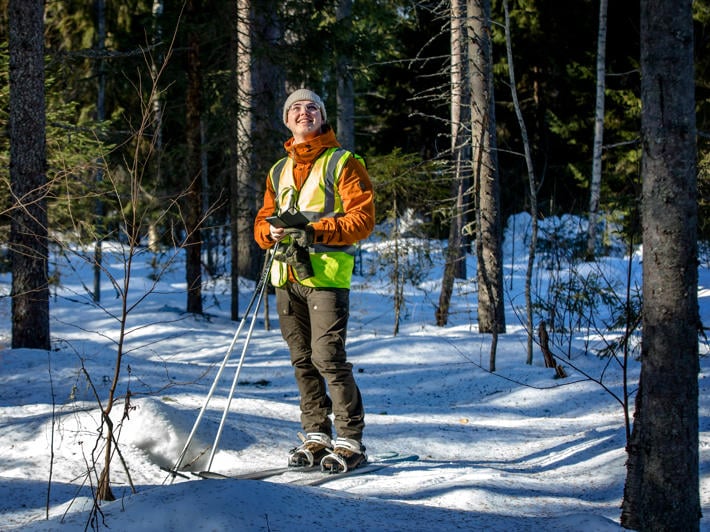 Skogsexperten Heikki Savolainen i vinterskogen